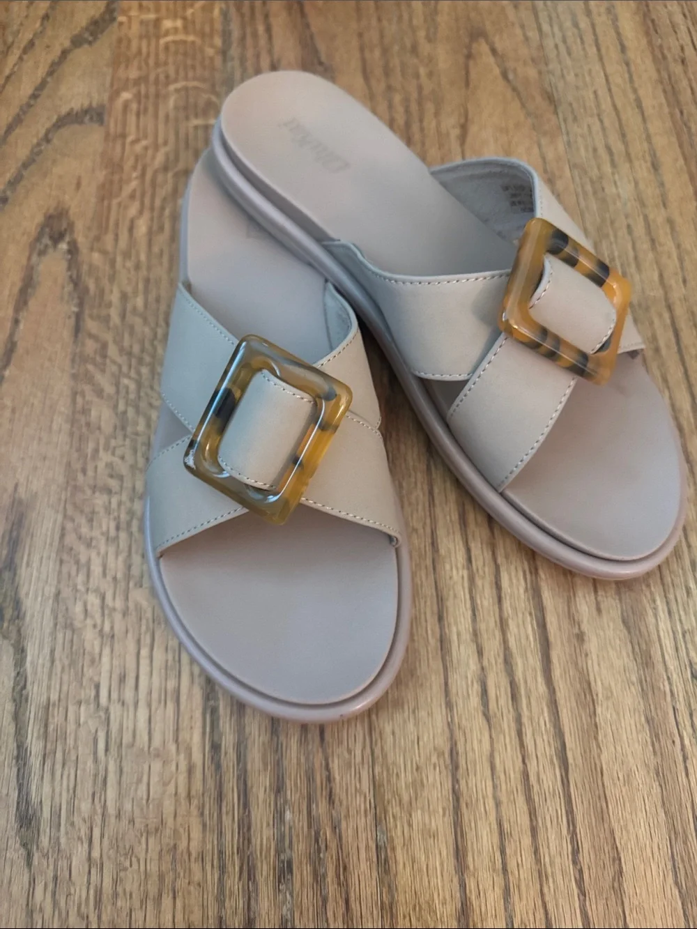 OluKai La’i Taupe Criss Cross Tortiose Shell Buckle Comfort Slide Sandals Size 8